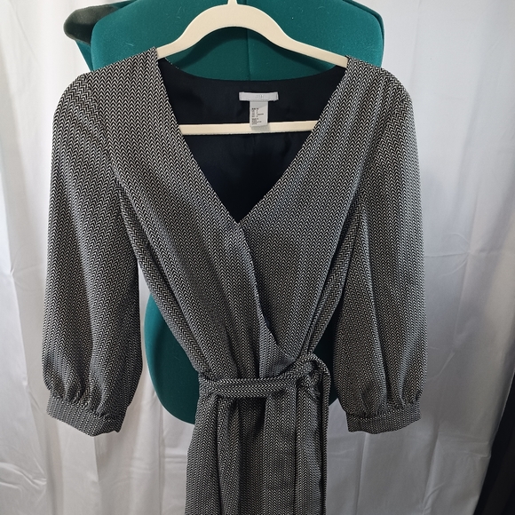 H&M 4 Black and White V Neck 3/4 Sleeve Short Romper Pockets and Belt - Picture 3 of 9